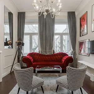 hello-warsaw-i-stunning-apartment-above-the-theater.warsawhotelspoland.com/